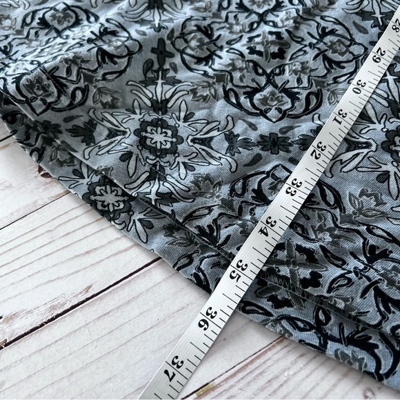 Life is Good Women's Floral V-Neck Top in Gray size 6 - Picture 12 of 12